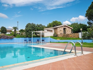 Una piscina al aire libre