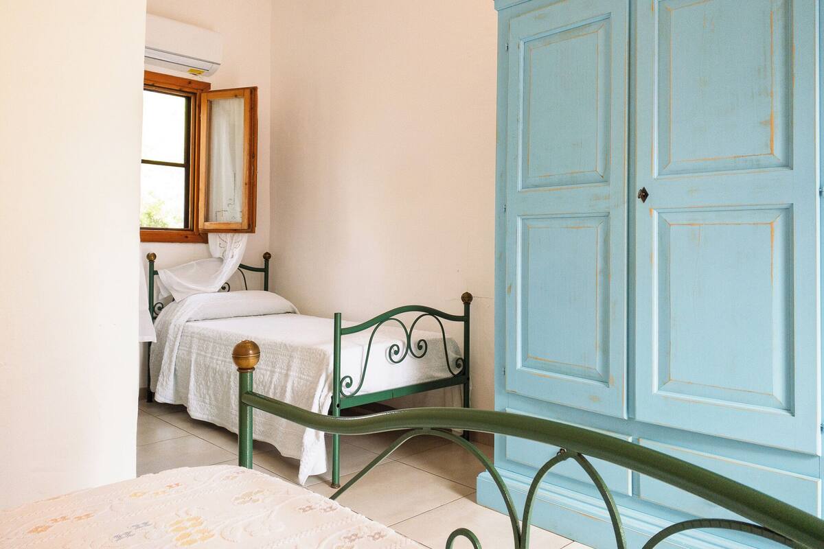 Muebles diferentes y escritorio
