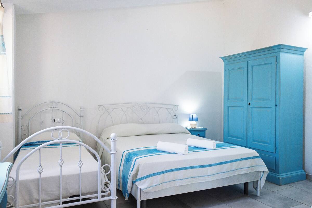 Muebles diferentes y escritorio