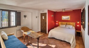 1 bedroom, hypo-allergenic bedding, laptop workspace, soundproofing