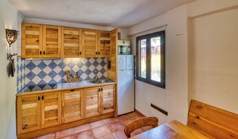 Full-size fridge, microwave, stovetop, dishwasher