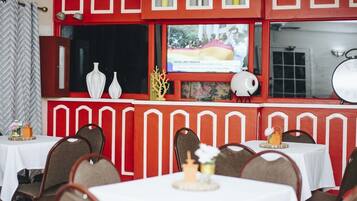 Tägliches kontinentales Frühstück (10 USD pro Person)