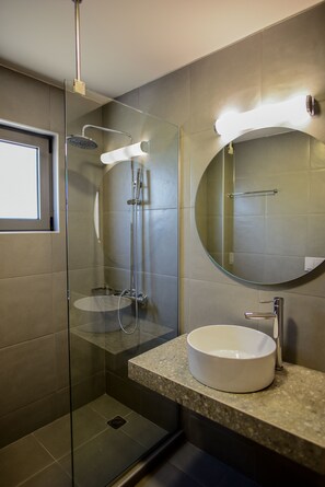 Departamento familiar, vista a la montaña | Baño | Regadera, amenidades de baño gratuitas, secadora de cabello, batas 