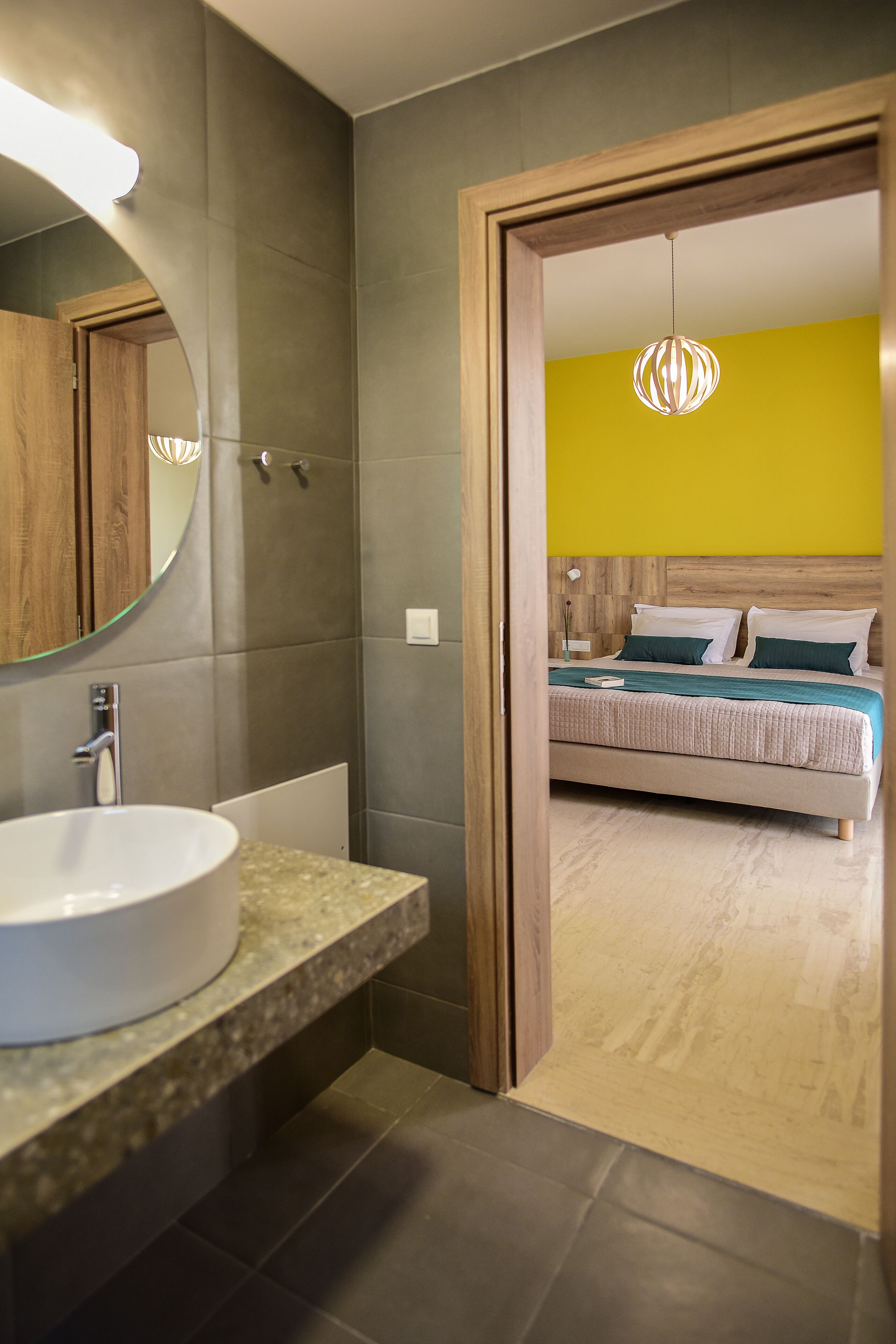 Un bagno moderno con un ampio specchio, lavandino e doccia.