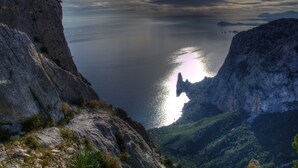 Un paisaje costero con acantilados rocosos y un mar tranquilo.