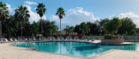 Piscina a l'aire lliure i piscina climatitzada