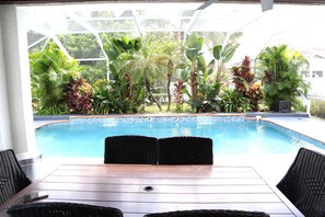 Alberca al aire libre y alberca climatizada