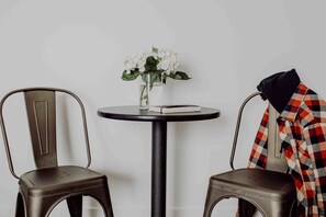 غرفة عادية - سريران مزدوجان - لغير المدخنين - منظر للبحيرة | أغطية فراش متميزة وبديكورات فريدة لكل غرفة وطراز فريد لكل وحدة