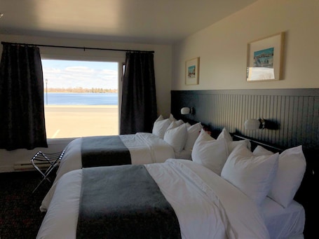 Double Full- Lake View | Premium bedding, individually decorated, individually furnished