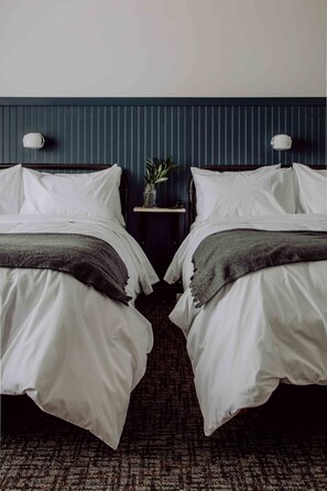 Double Full- Lake View | Premium bedding, individually decorated, individually furnished - The Bayview Motel - Fort Frances, ON - Lakeside Motel (Fort Frances)