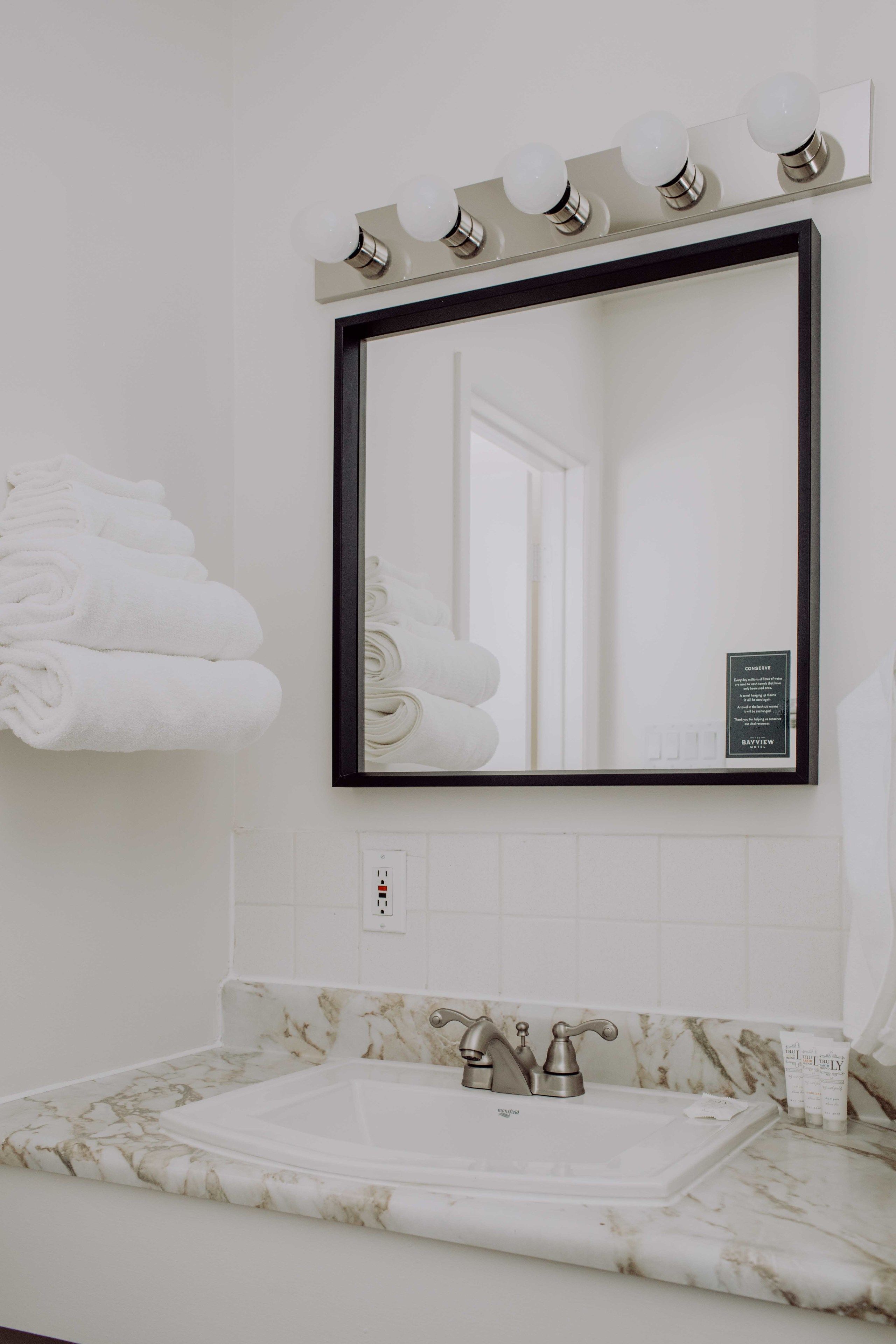 シャワー付き浴槽、デザイナーバスアメニティ、ヘアドライヤー、タオル