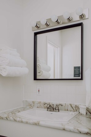 Combined shower/bathtub, designer toiletries, hair dryer, towels - The Bayview Motel - Fort Frances, ON - Lakeside Motel (Fort Frances)