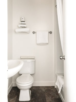 Combined shower/bathtub, designer toiletries, hair dryer, towels
