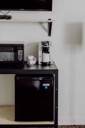 غرفة عادية - سريران مزدوجان - لغير المدخنين - منظر للبحيرة | أغطية فراش متميزة وبديكورات فريدة لكل غرفة وطراز فريد لكل وحدة