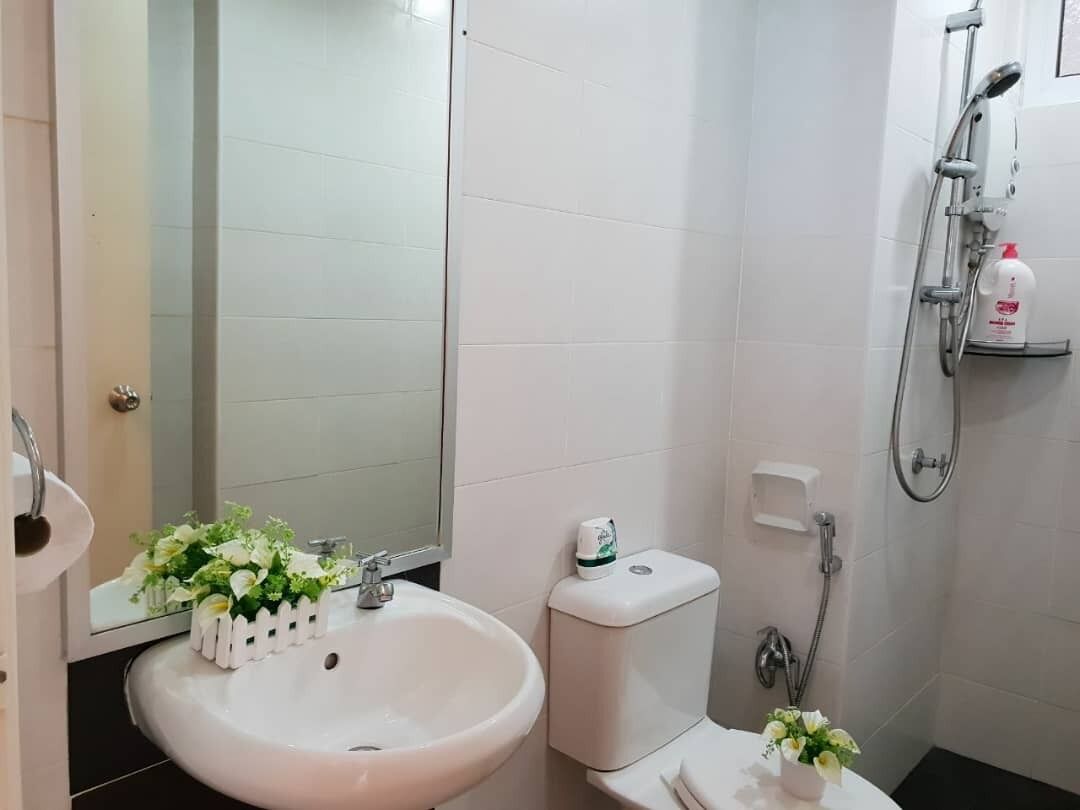 Sèche-cheveux, serviettes fournies, savon, papier toilette