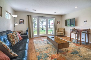 TV, books - Modern Lake Conroe House w/ Lakefront Park & Deck! (Willis)