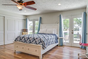 4 bedrooms, iron/ironing board, Internet, bed sheets - Modern Lake Conroe House w/ Lakefront Park & Deck! (Willis)