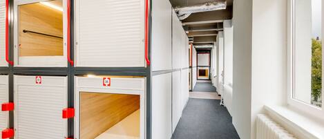 Planxa i posts de planxar, wifi gratuïta i roba de llit