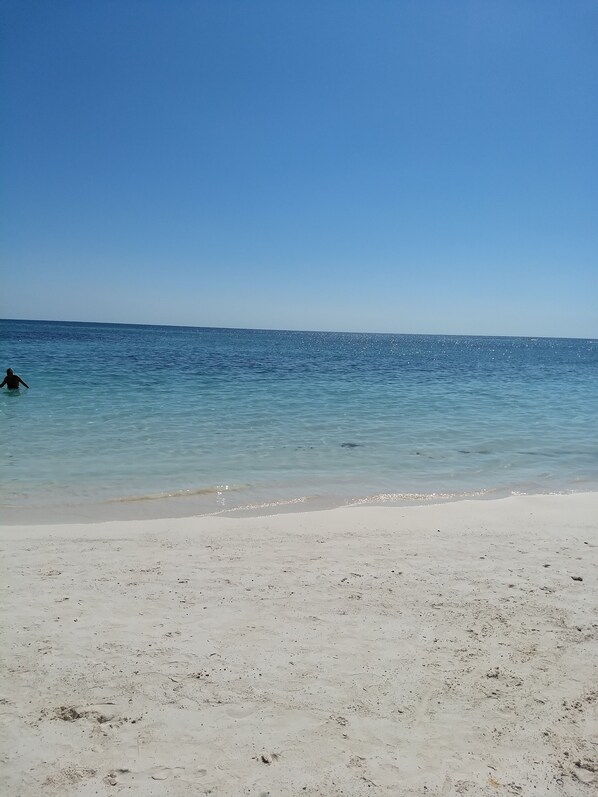 Playa en los alrededores, camastros y toallas de playa