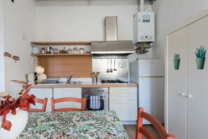Fridge, stovetop, cookware/dishes/utensils - Farnese Stylish Apartment (Rome)