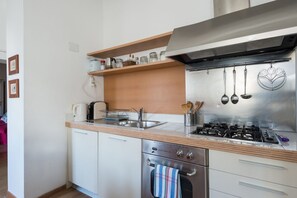 Jääkaappi, liesi, keittoastiat/astiat/ruokailuvälineet