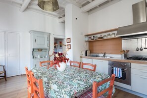 Fridge, stovetop, cookware/dishes/utensils - Farnese Stylish Apartment (Rome)