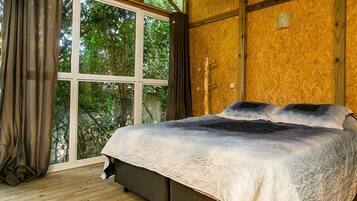 6 bedrooms, iron/ironing board, WiFi, bed sheets