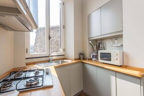 Kühlschrank, Herdplatte, Kochgeschirr/Geschirr/Besteck