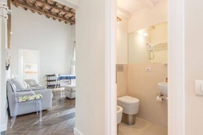 Shower, bidet, towels