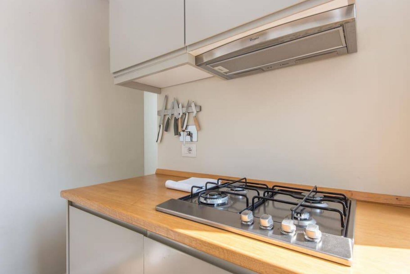 Réfrigérateur, surface de cuisson, vaisselle et ustensiles