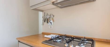 Réfrigérateur, surface de cuisson, vaisselle et ustensiles