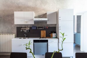 Kühlschrank, Herdplatte, Kochgeschirr/Geschirr/Besteck