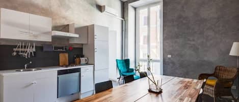 Kühlschrank, Herdplatte, Kochgeschirr/Geschirr/Besteck