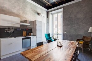 Kühlschrank, Herdplatte, Kochgeschirr/Geschirr/Besteck