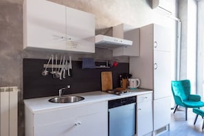 Kühlschrank, Herdplatte, Kochgeschirr/Geschirr/Besteck