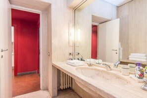 Shower, bidet, towels