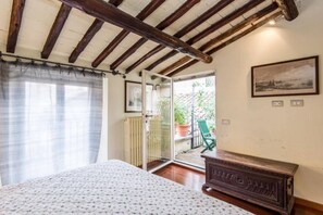 2 bedrooms, iron/ironing board, Internet, bed sheets - Campo de Fiori Luxury House (Rome)