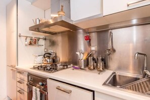 Fridge, stovetop, dishwasher, cookware/dishes/utensils - Campo de Fiori Luxury House (Rome)