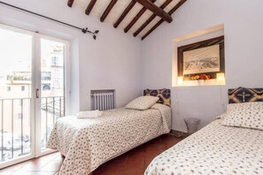 2 bedrooms, iron/ironing board, internet, bed sheets