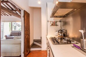 Kühlschrank, Herdplatte, Kochgeschirr/Geschirr/Besteck