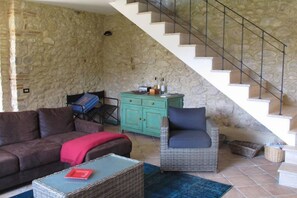 Smart TV, chimenea, videojuegos y futbolito 