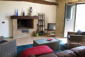 Smart TV, chimenea, videojuegos, futbolito