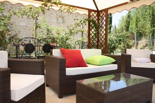 An den Ufern der einzigartigen Hügel zwischen Rocca Sinibalda und dem Turano-See im südlichen Teil der Provinz Rieti, auch Sabina genannt, die die alten Römer von den Sabina-Angehörigen erbten.Die Struktur stammt aus zwei Jahrhunderten, wurde jedoch 