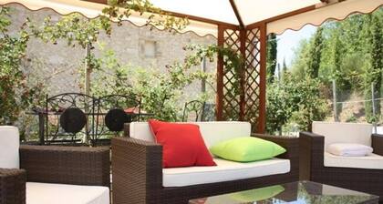 An den Ufern der einzigartigen Hügel zwischen Rocca Sinibalda und dem Turano-See im südlichen Teil der Provinz Rieti, auch Sabina genannt, die die alten Römer von den Sabina-Angehörigen erbten.Die Struktur stammt aus zwei Jahrhunderten, wurde jedoch