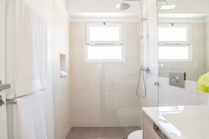 Shower, hair dryer, towels - Binge Green Apartment, Wifi, AC (Faro)