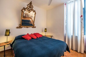 2 quartos, cofres nos quartos, escrivaninha