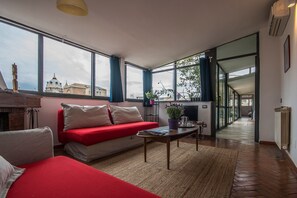 Smart-TV, Kamin, Bücher