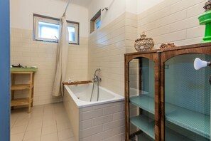 Chuveiro/banheira combinados, secador de cabelo, bidê, toalhas de banho