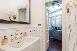Shower, bidet, towels, shampoo