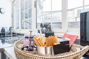 Kühlschrank, Herdplatte, Geschirrspüler, Kochgeschirr/Geschirr/Besteck